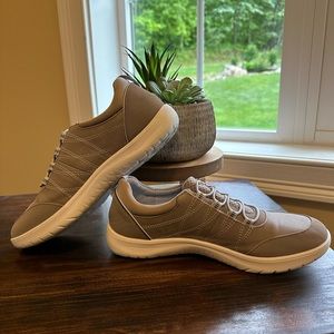Clarks Cloud Steppers size 9